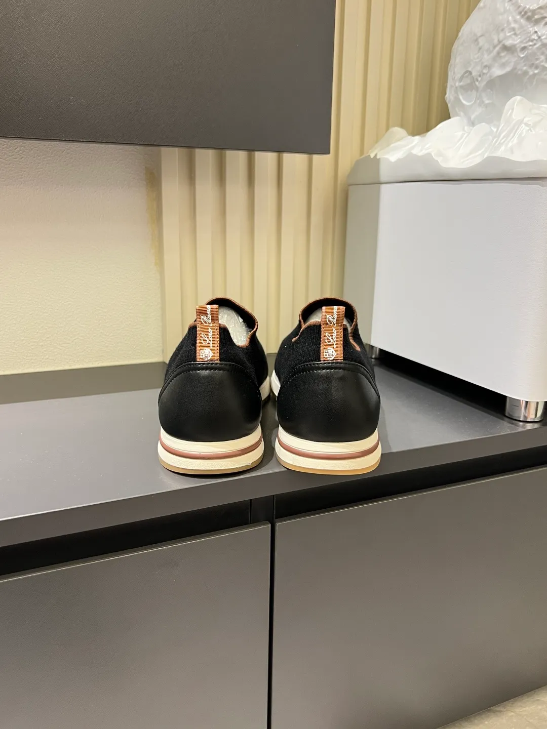 Men's Men's Shoes 💰p380 Loro Men's Shoes 💰piana/Noyo Piana 360 L Men's Shoes 💰p Flexy Walk Men's Sports Shoes These sports shoes are made of knitted wool uppers, and the heel is wrapped in smooth calf leather. Merino sheep are selected from Australia and New Zealand. The upper is machine-woven like a sweater, and then equipped with a white rubber outsole and a Kummel-colored sole. It is both beautiful and non-slip. The fabric is 100% cashmere and the insole is calf leather. It is super comfortable on the feet! Comes with full original packaging! Multiple colors available! Size: 38-44 (45 customized)